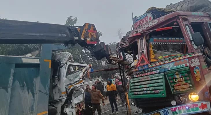 বৃহস্পতিবার সাতসকালে জলপাইগুড়ির পাহাড়পুর মোড়ে জাতীয় সড়কে ডাম্পার ও ট্রাকের মুখোমুখি সংঘর্ষে গুরুতর আহত চালক