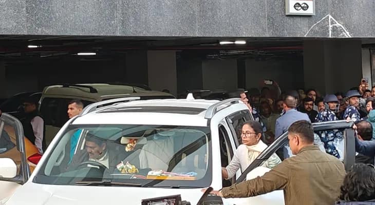 আইপ্যাকের অফিস থেকে বেরোলেন মুখ্যমন্ত্রী