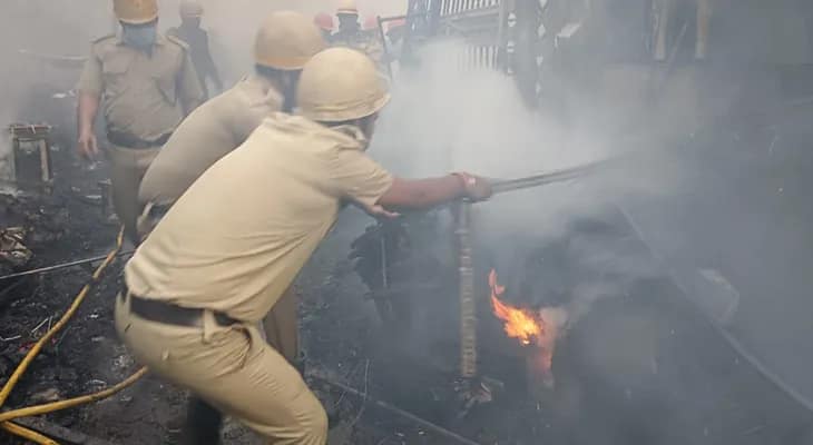 কলকাতার ওয়েলিংটনে আগুন