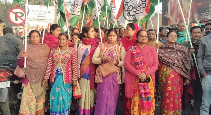 ইডি হানার প্রতিবাদে পিংলায় তৃণমূলের মিছিল