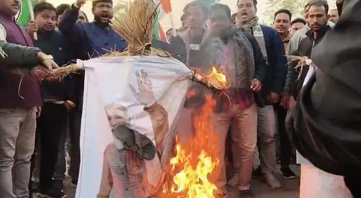 ইডি হানার প্রতিবাদ জানিয়ে পশ্চিম মেদিনীপুরের ধনেশ্বরপুরে তৃণমূলের মিছিল