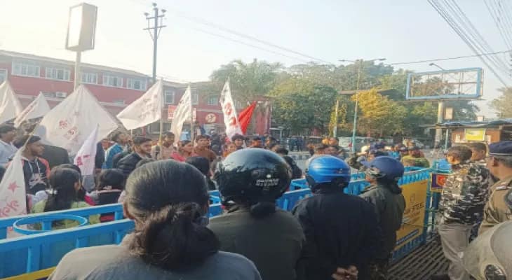 নতুন ক্লাসে ভর্তি হতে পড়ুয়াদের থেকে নেওয়া হচ্ছে ৫০০ টাকা! ডিআই অফিসের গেটে বিক্ষোভ এসএফআইয়ের
