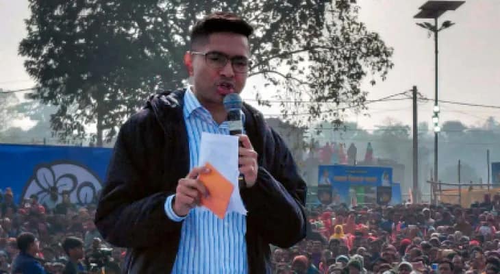 এসআইআরের খসড়া তালিকায়  ‘মৃত’, এমন বেশ কয়েকজন ভোটারকে মঞ্চে হাজির করলেন অভিষেক