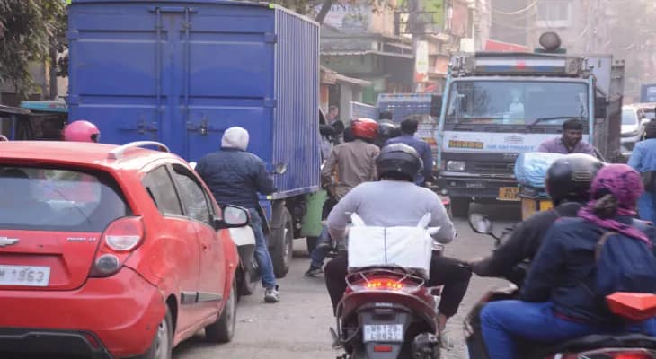 হাওড়ায় ইস্ট-ওয়েস্ট বাইপাস ও বেলিলিয়াস রোডের সংযোগস্থলে নিত্য যানজট, ভোগান্তি