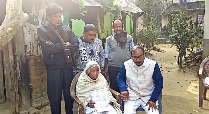 গত লোকসভাতেও ভোট দিয়েছিলেন নাম নেই খসড়া তালিকায়, আরামবাগে হয়রান অশীতিপর বৃদ্ধা, ক্ষোভ