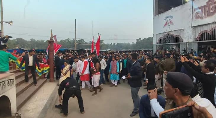 ঠাকুরবাড়িতে পৌঁছোলেন অভিষেক বন্দ্যোপাধ্যায়
