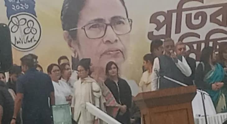 হাজরা মোড়ে সভাস্থলে পৌঁছোলেন তৃণমূল নেত্রী মমতা বন্দ্যোপাধ্যায়