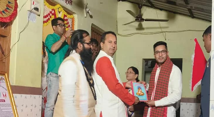 ঠাকুরবাড়িতে তৃণমূলের সর্বভারতীয় সাধারণ সম্পাদক অভিষেক বন্দ্যোপাধ্যায়