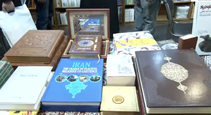 নয়াদিল্লিতে বইমেলা, বিদেশি বুকস্টলে পাঠকদের ভিড়