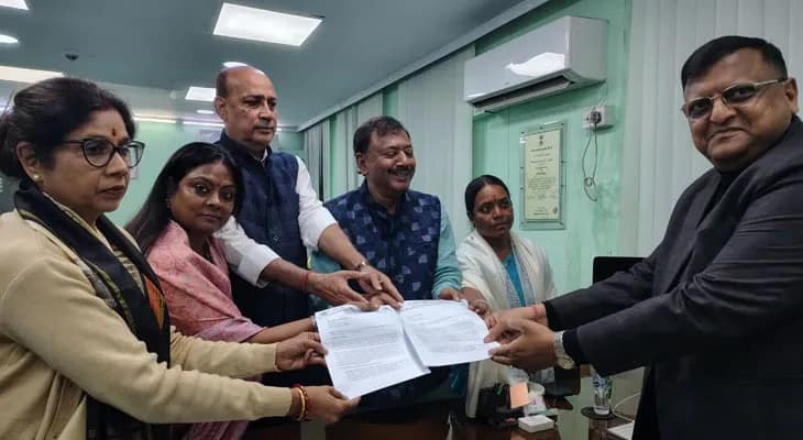 বিবাদী বাগে নির্বাচন কমিশনের দপ্তরে গেল তৃণমূলের ৫ জনের প্রতিনিধি দল
