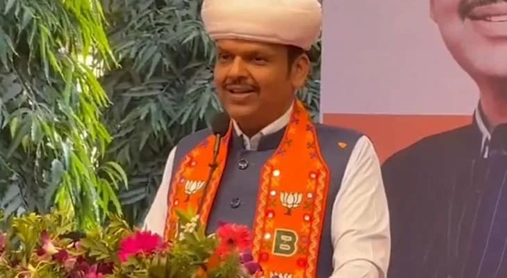 পুনের সভায় বক্তব্য রাখছেন মহারাষ্ট্রের মুখ্যমন্ত্রী দেবেন্দ্র ফড়নবিশ