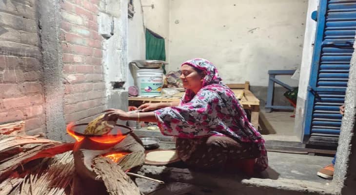 তীব্র শীতে সুস্বাদু কলাইয়ের রুটির চাহিদা বাড়ছে, স্টল দিয়ে আয় বাড়ছে গৃহিণীদের
