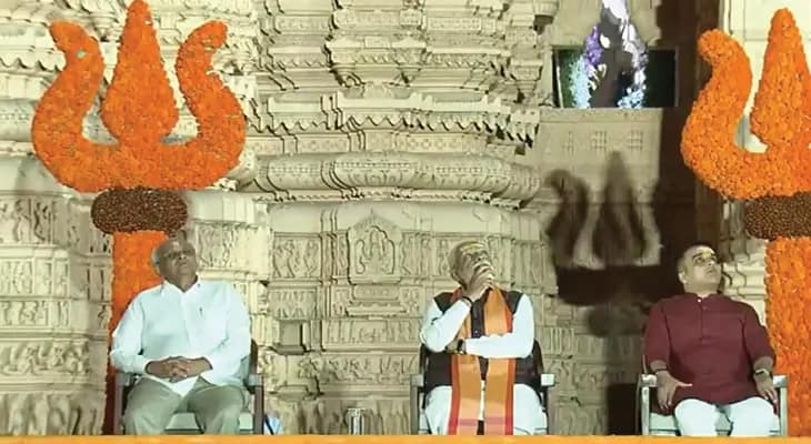 গুজরাতে সোমনাথ মন্দিরে ড্রোন শোতে উপস্থিত প্রধানমন্ত্রী নরেন্দ্র মোদি, মুখ্যমন্ত্রী ভূপেন্দ্র প্যাটেল ও উপ মুখ্যমন্ত্রী হর্ষ সাংভি