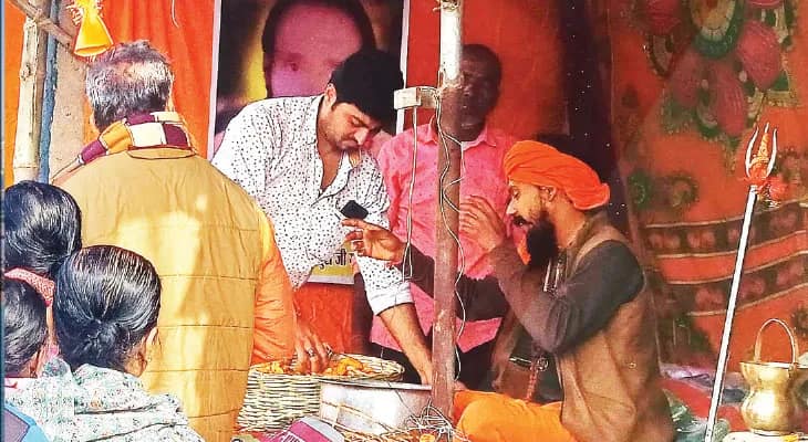 প্রসাদে ‘নিরামিষ পকোড়া’, সাধুর ঘরের সামনে লম্বা লাইন ভক্তদের