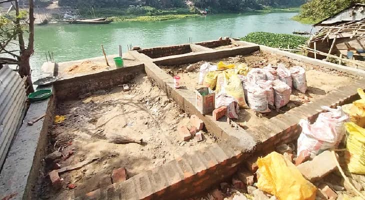 মাথায় দাদাদের ‘হাত’, রানাঘাট শহরে নদী বুজিয়েই বাড়ি তৈরি