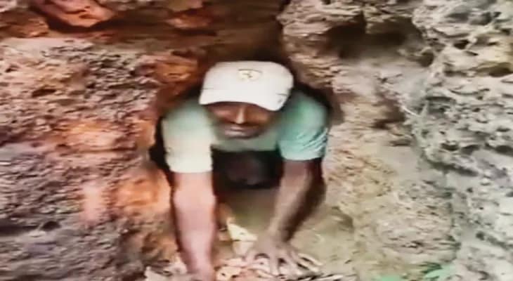 বেলপাহাড়ী ডাকাই উপত্যকার মাঝে চাঁদের পাহাড়, আদিম মানুষের গুহা, ফোটে বনফুল