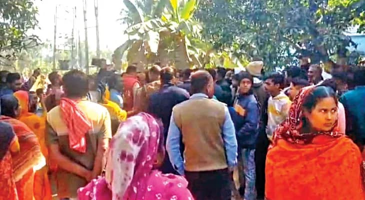 বধূকে রাস্তায় মারধর, অভিযুক্তদের গ্রেপ্তারের দাবিতে বিক্ষোভ দেগঙ্গায়
