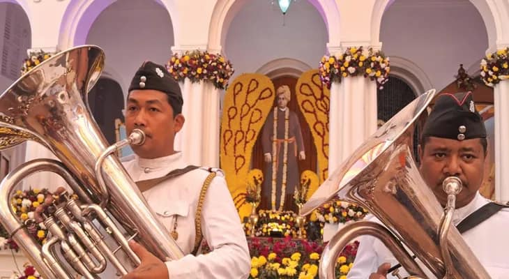 সিমলা স্ট্রিটে স্বামী বিবেকানন্দের জন্মবার্ষিকীতে শ্রদ্ধা নিবেদন করছে কলকাতা পুলিশের ব্যান্ড