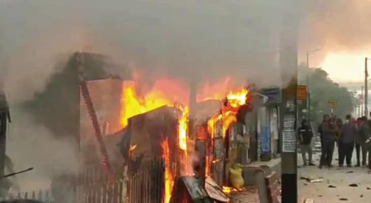 আজ, সোমবার সকালেই বাঘাযতীন স্টেশনের ২ নং প্ল্যাটফর্মে আগুন লাগে কয়েকটি দোকানে, আপাতত পরিস্থিতি নিয়ন্ত্রণে