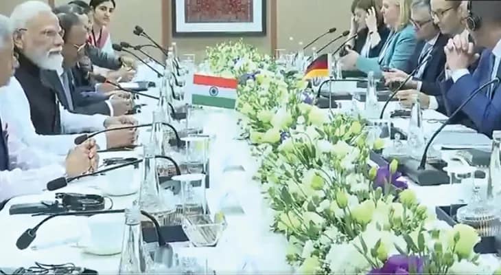 গুজরাতের আমেদাবাদে জার্মান চ্যান্সেলার ফ্রেডরিখ মার্জের সঙ্গে দ্বিপাক্ষিক বৈঠকে প্রধানমন্ত্রী নরেন্দ্র মোদি