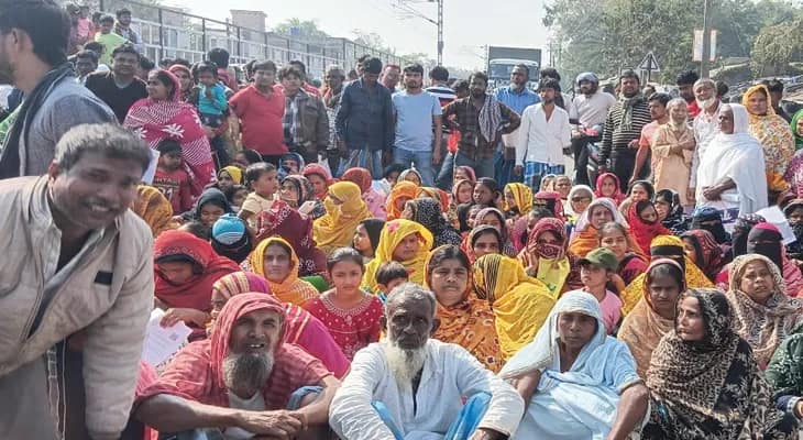 পূর্ব বর্ধমানের কাটোয়ার গাঙ্গুলিডাঙাতে এসআইআরের নোটিস এসেছে ১১০০ জনের, ক্ষোভে আজ, সোমবার বর্ধমান-কাটোয়া রোড অবরোধ করেছেন গ্রামবাসীরা