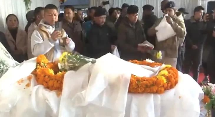 প্রয়াত গায়ক-অভিনেতা প্রশান্ত তামাংকে শেষ শ্রদ্ধা জানাতে দার্জিলিংয়ের চৌরাস্তায় ভক্তদের ভিড়