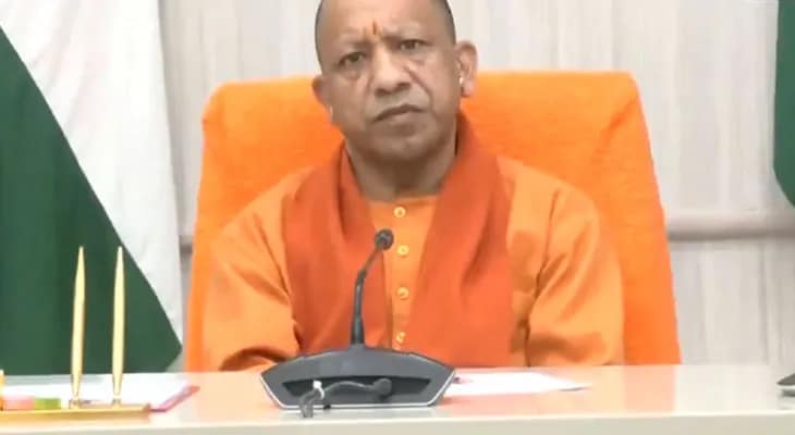 লখনউতে বৈঠকে উত্তরপ্রদেশের মুখ্যমন্ত্রী যোগী আদিত্যনাথ