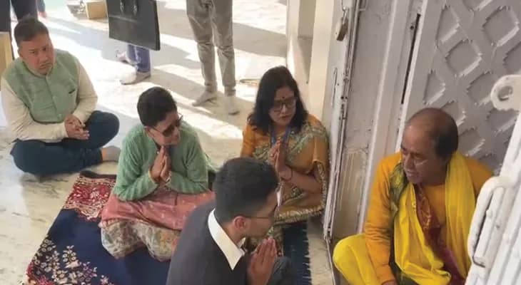 কোচবিহারের মদনমোহন মন্দিরে পুজো দিচ্ছেন তৃণমূল সাংসদ অভিষেক বন্দ্যোপাধ্যায়