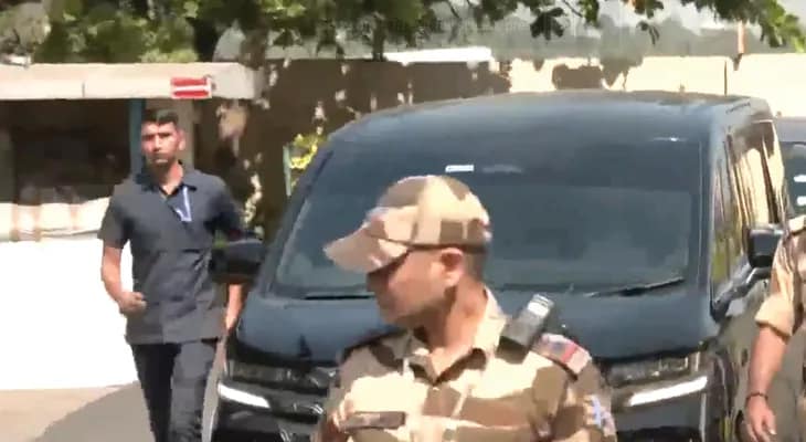 চেন্নাইতে নিজের বাসভবনে ফিরলেন অভিনেতা তথা টিভিকে প্রধান বিজয়