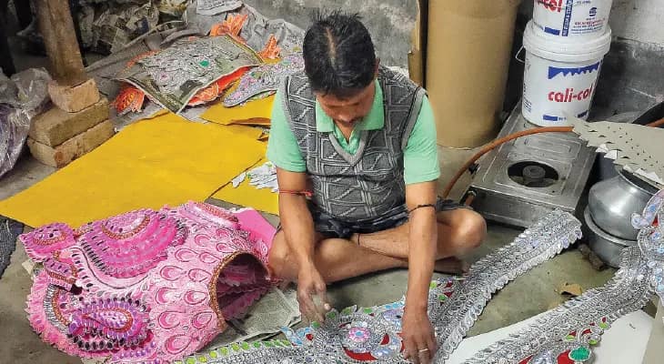 সরস্বতী পুজোর আগে সাজ শিল্পীদের ব্যস্ততা, উৎসবের আমেজ কৃষ্ণনগরে
