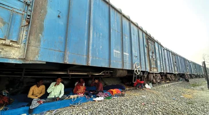 চাকরির দাবি, বালুরঘাট রেলস্টেশনের সাইলো গোডাউনে তালা ঝুলিয়ে বিক্ষোভ জমিদাতাদের