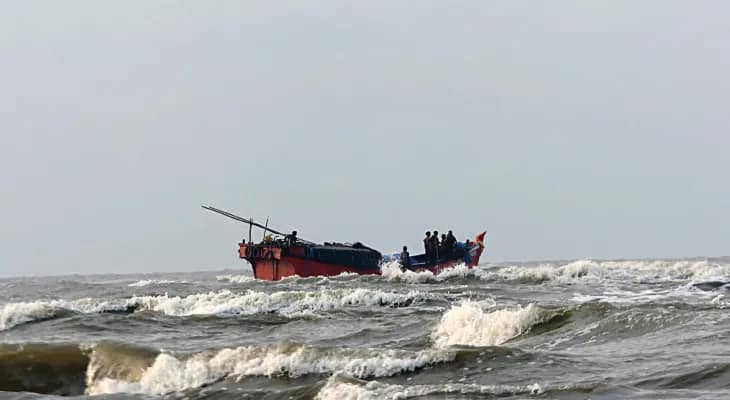 দীঘার সৈকতে নিষেধ উপেক্ষা করে রিলস  বানাতে গিয়ে বিপদে পড়ছেন পর্যটকরা