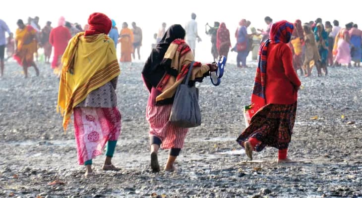 কাদায় পা পড়ে রোজই বেকায়দায়, গঙ্গাসাগরে কষ্টের পুণ্যস্নান ভক্তদের