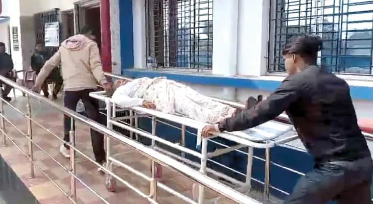 কান্দিতে শুনানির লাইনে দাঁড়িয়ে সেরিব্রাল অ্যাটাক অশীতিপর বৃদ্ধার