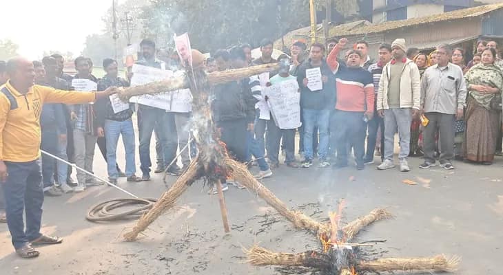 পূর্বস্থলী ১ নম্বর ব্লকে এসআইআর শুনানিতে হয়রানির অভিযোগে রাস্তা অবরোধ