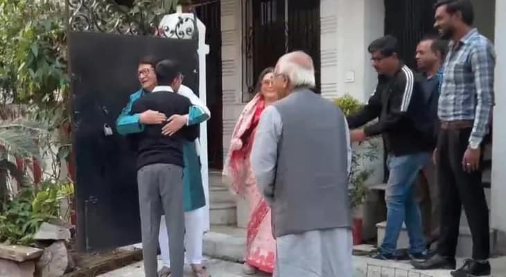 রাজ্য সরকারের উন্নয়নের রিপোর্ট কার্ড নিয়ে রঞ্জিত মল্লিকের বাড়িতে অভিষেক, সঙ্গে রাজ্যের মন্ত্রী শোভনদেব চট্টোপাধ্যায়
