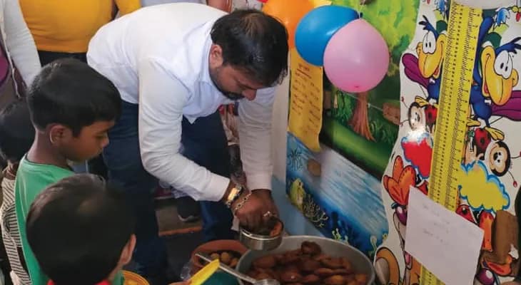 জলপাইগুড়ি সদর ব্লক প্রশাসনের উদ্যোগে আইসিডিএসে পৌষ পার্বণ, মিষ্টির হাঁড়ি নিয়ে উপস্থিত হলেন বিডিও মিহির কর্মকার