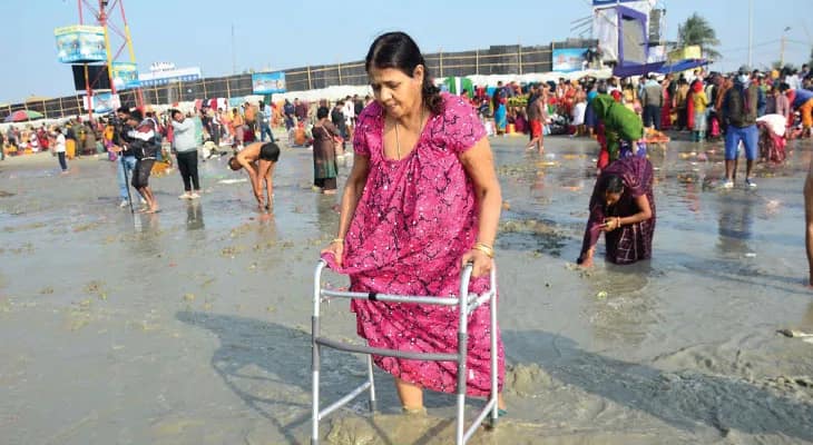 প্রতিবন্ধকতাকে জয় করেই ওয়াকার, কৃত্রিম পা নিয়েই পুণ্যস্নান গঙ্গাসাগরে