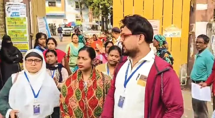 ডোমজুড়ে ইস্তফার হুঁশিয়ারি, মগরাহাটে ৮০ জন বিএলওর পদত্যাগ-বিক্ষোভ