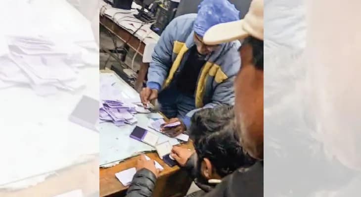 ফর্ম-৭ জমা দেওয়ার দাবিতে বিজেপি বিধায়কদের ধরনা, আসরে তৃণমূলও