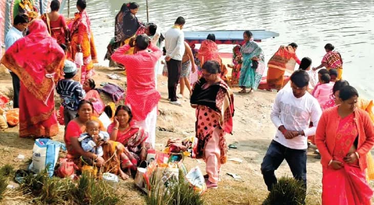 পৌষ সংক্রান্তির সকালে গঙ্গা, আত্রেয়ী, শ্রীমতি নদীতে পুণ্যস্নান, কুলিকের পাড়ে ঘুড়ি উত্সব