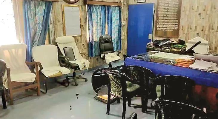 এসআইআরের নামে মানুষকে হেনস্তা, ফরাক্কায় হিয়ারিং ক্যাম্প ভাঙচুর