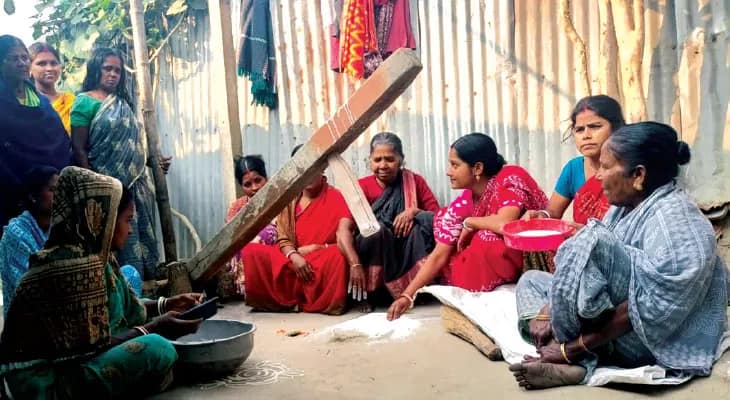 পৌষ-পার্বণে মারনাই গ্রামে ঢেঁকিতে চাল গুঁড়ো করার ধুম