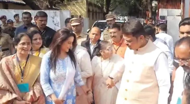 পুরসভা নির্বাচনে নাগপুরে সপরিবারে ভোট দিলেন মহারাষ্ট্রের মুখ্যমন্ত্রী দেবেন্দ্র ফড়নবিশ