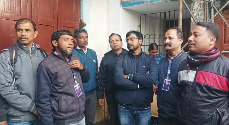 সুপার ভাইজারের অফিসে তালা ঝুলিয়ে বিক্ষোভ বিএলওদের