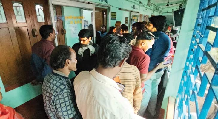 সামান্য ভুলেও হয়রানি, পুরশুড়া বিডিও অফিসে তুমুল বিক্ষোভ