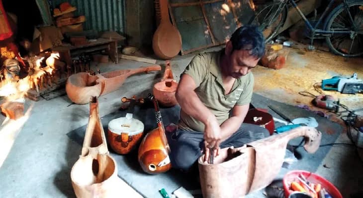 কালনার গ্রামীণ চিকিৎসকের তৈরি বঙ্গীয়  রাবাবে বুঁদ দেশ-বিদেশের সঙ্গীত প্রেমীরা