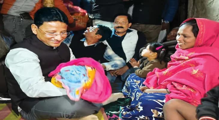 সোনালিকে বাংলা আবাস দেওয়ার তোড়জোড়, বাড়ি গিয়ে আশ্বাস কাজল শেখের