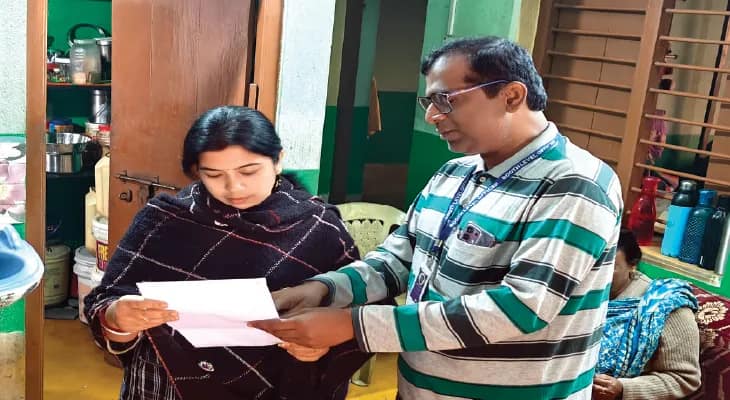 স্ত্রীকে শুনানির নোটিস ধরালেন বিএলও স্বামী