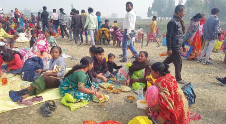 ইন্দ্রান শ্মশান গঙ্গা মেলা: সুই নদীতে স্নান সেরে পাড়ে বসে আলুর দম, মুড়ি খেলেন পুণ্যার্থীরা